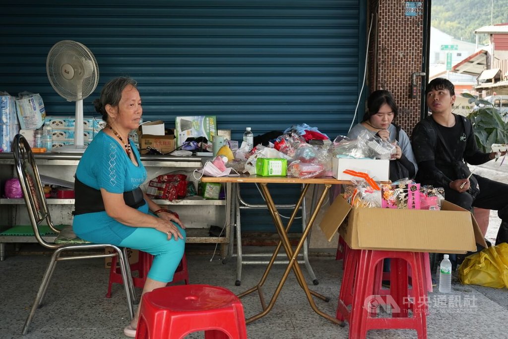光復受災戶受助　家門前放物資歡迎志工休憩