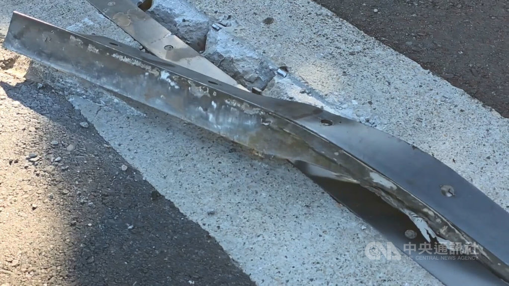 台62伸縮縫角鋼翹起釀25車爆胎（2）