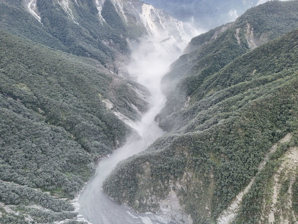 花蓮吉安地震  馬太鞍溪堰塞湖出現揚塵