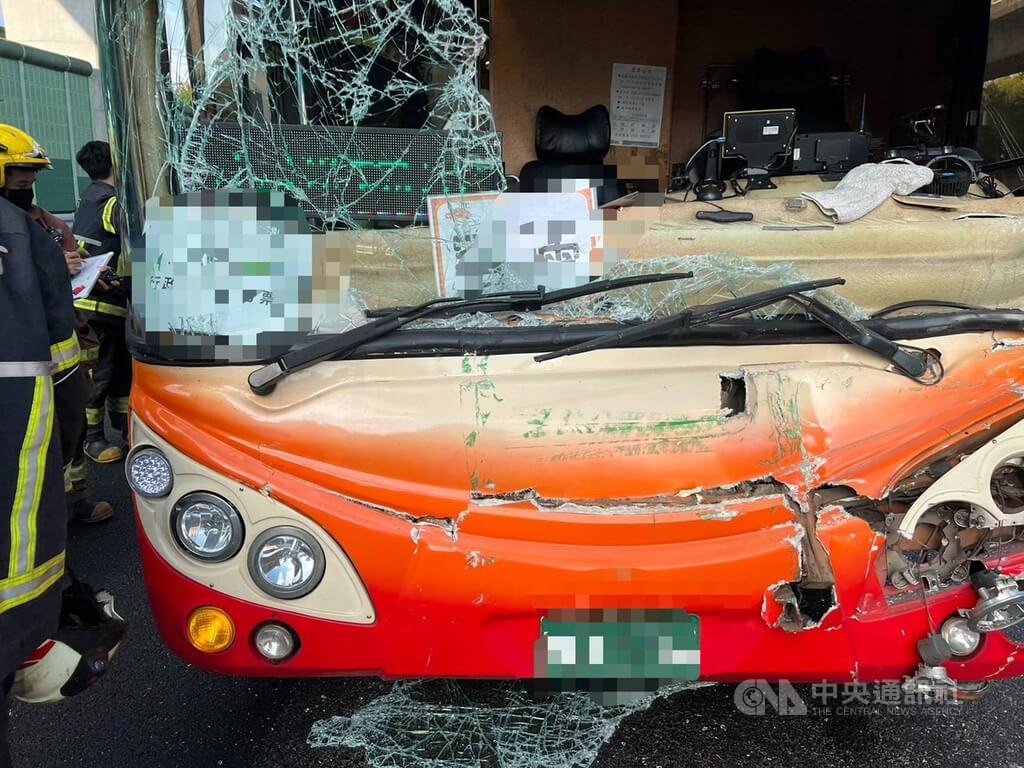 國1客運與大貨車碰撞車禍