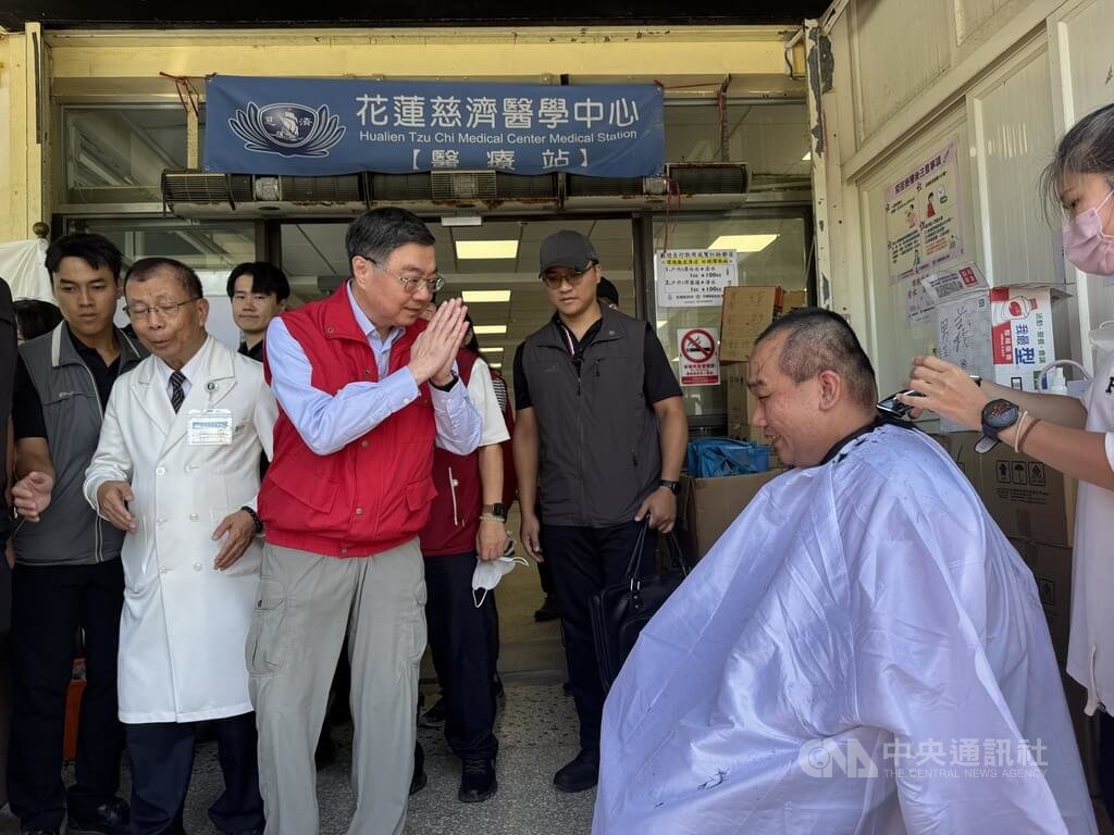 卓榮泰向義剪志工致謝