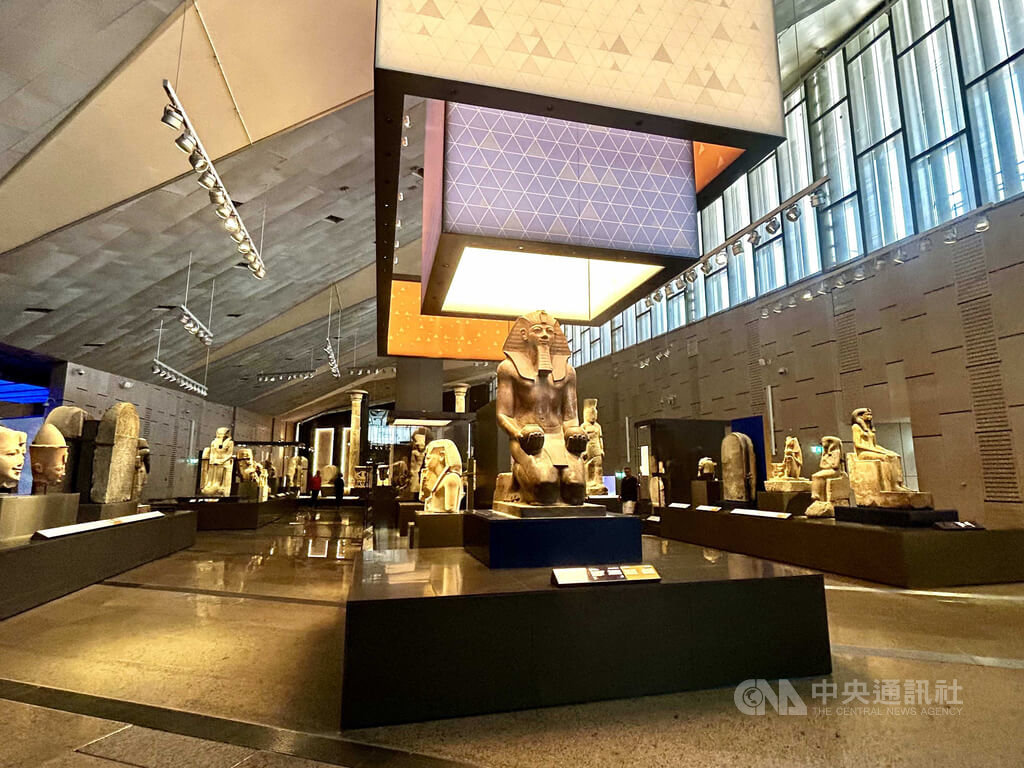 大埃及博物館主展廳內展示各種古埃及大型文物