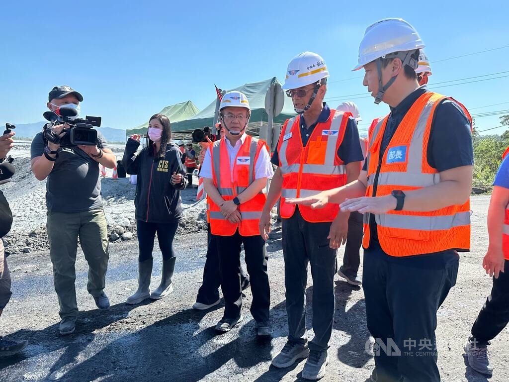 陳世凱視察涵管便道工程情形