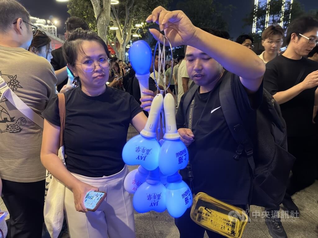 周杰倫上海演唱會外有攤商販賣手燈