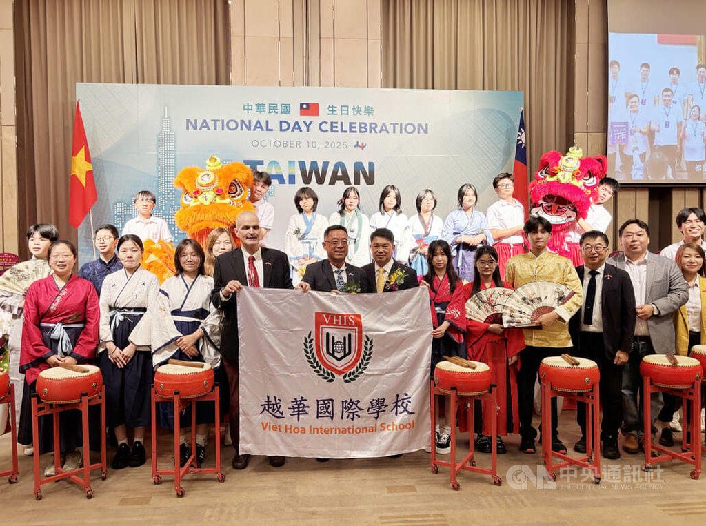 駐胡志明市辦事處國慶酒會　越華國際學校表演