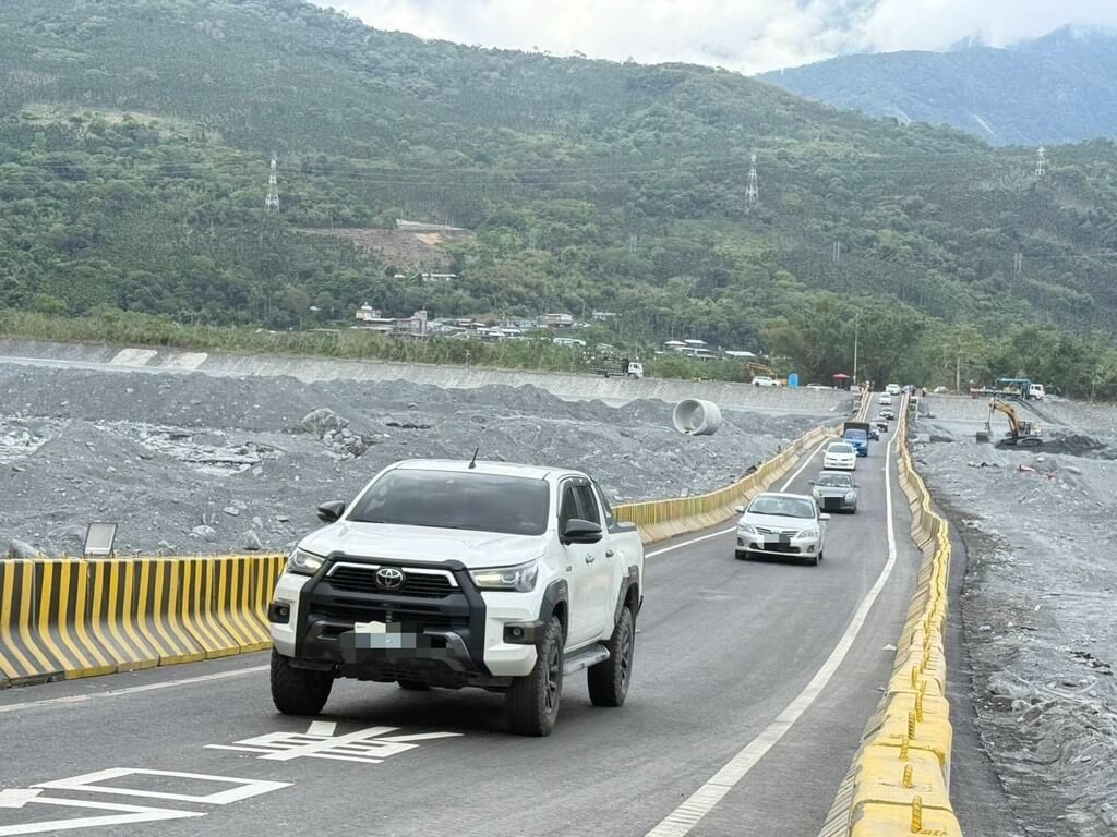公路局連日搶修　馬太鞍溪橋涵管便道通車