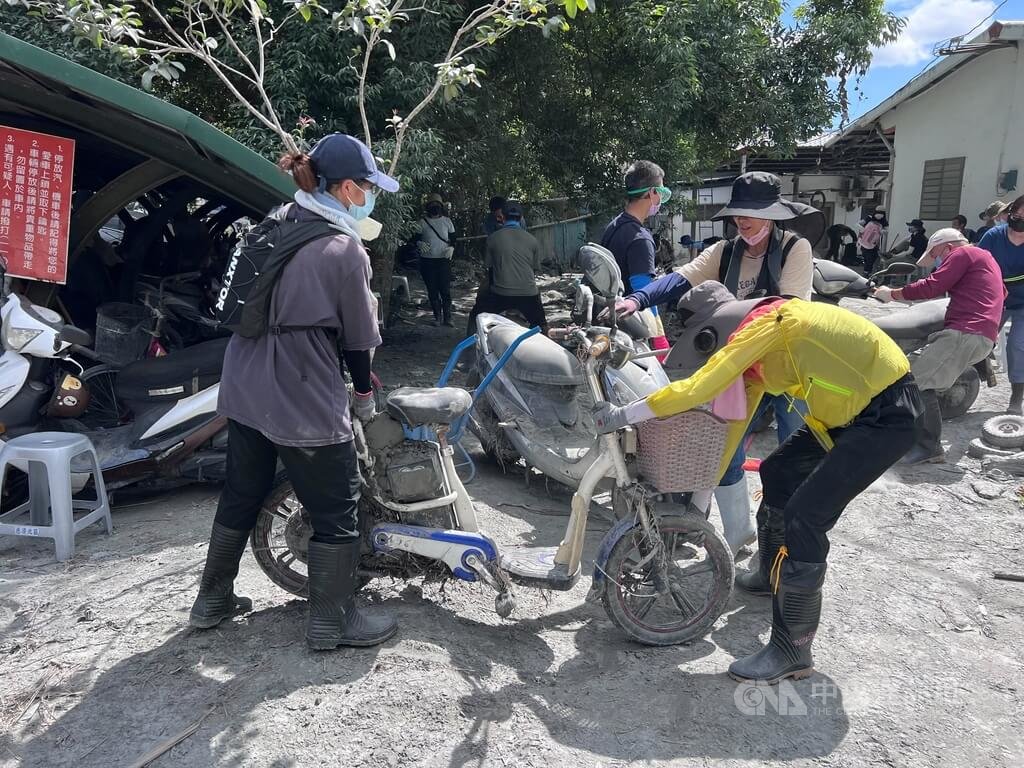 國慶連假首日　志工協助清理災區