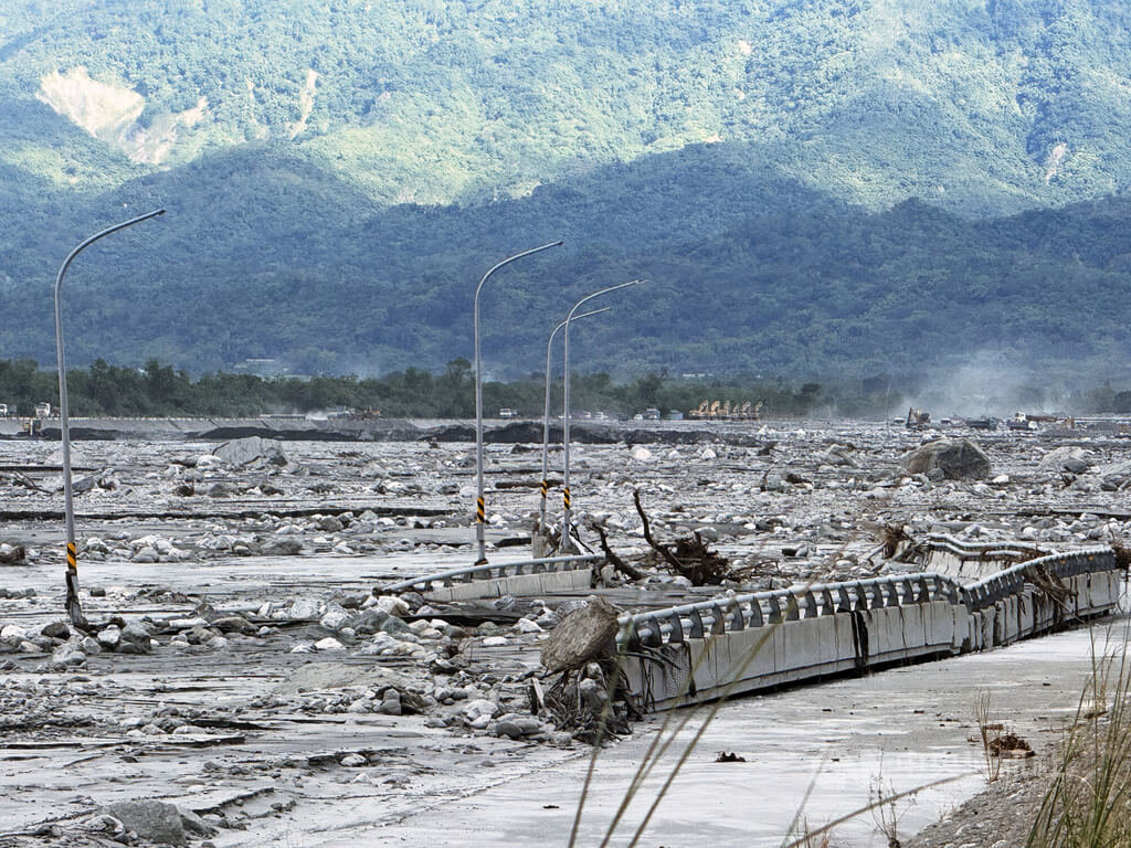 花蓮馬太鞍溪橋遭沖毀　橋面散布河道兩側