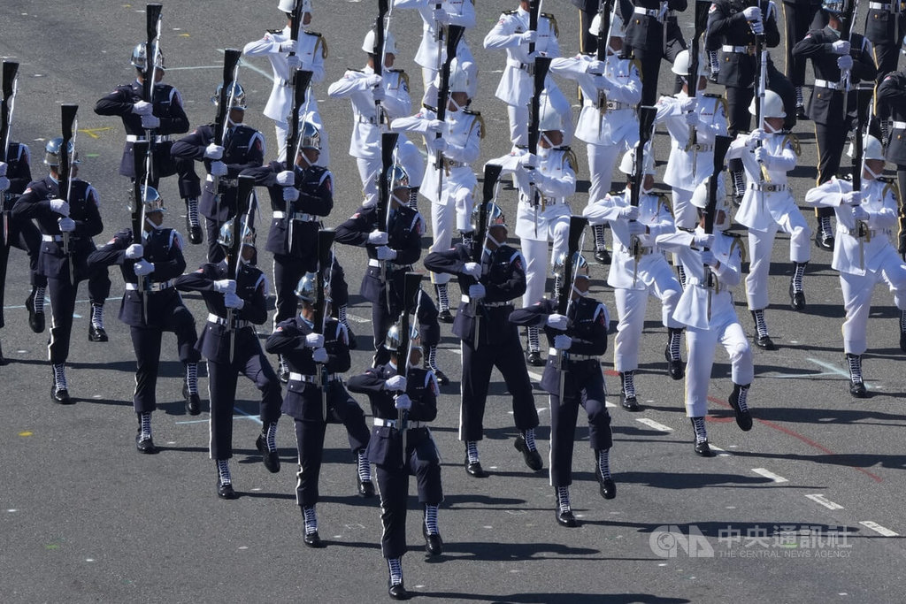 三軍儀隊揮棒向台灣英雄致敬