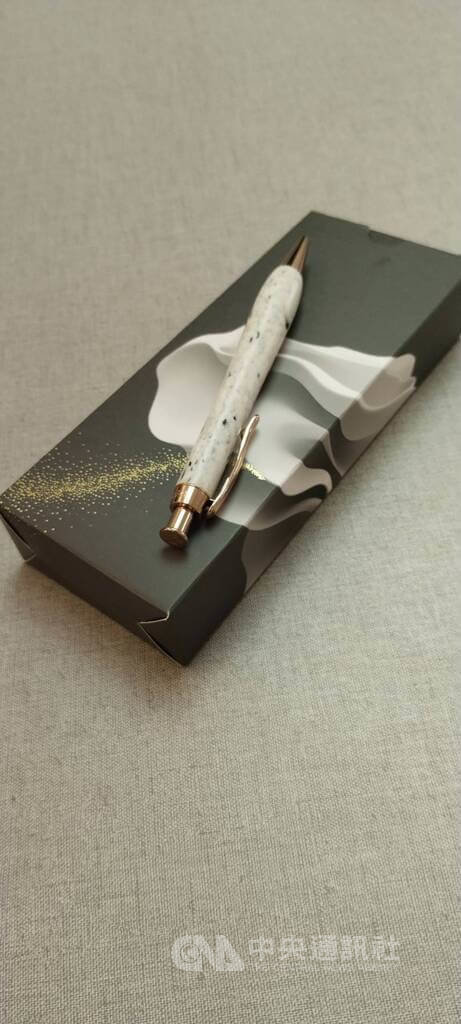 衣物邊角料再利用　製成亮麗筆殼