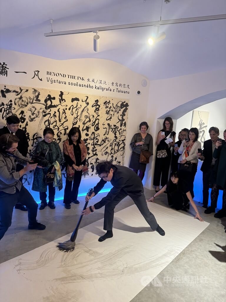 當代書法家蕭一凡布拉格個展　即席揮毫驚豔觀眾