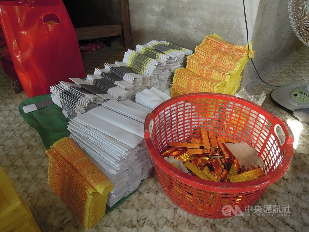 潘氏瓊簪家庭摺金紙維生　收入微薄