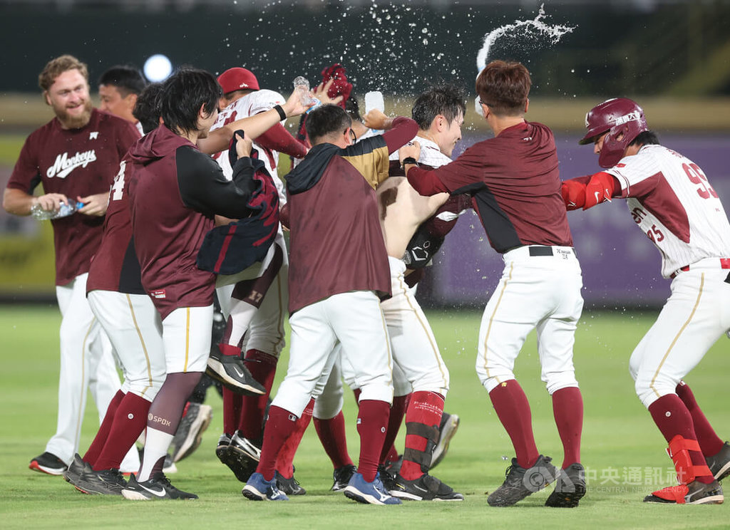 中職季後賽第2戰　宋嘉翔再見安桃猿搶勝（2）