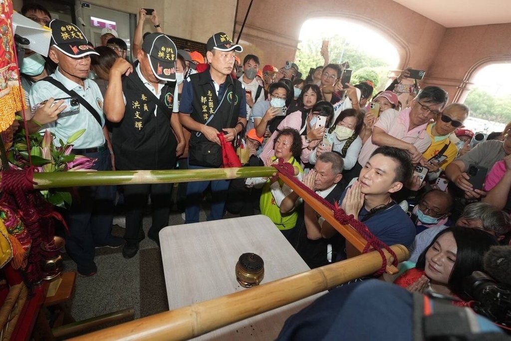 白沙屯媽祖贊境竹北市停駕竹縣府　鄭朝方等人敬拜