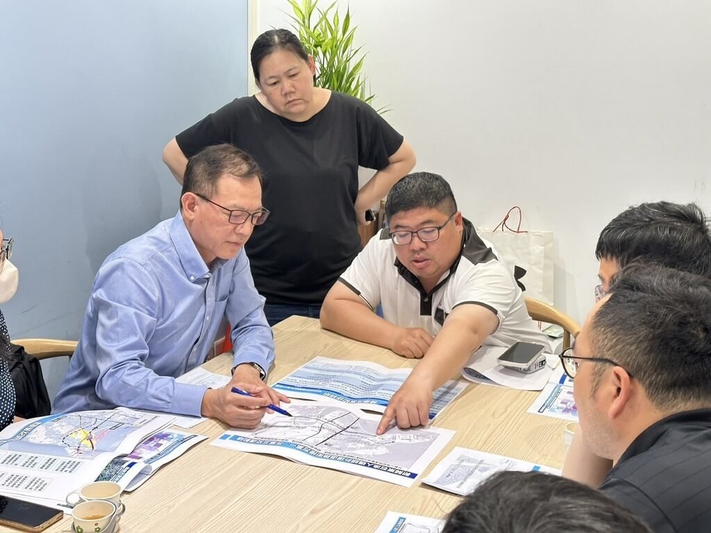 蔡易餘與相關單位研擬新闢東石漁人碼頭外環道