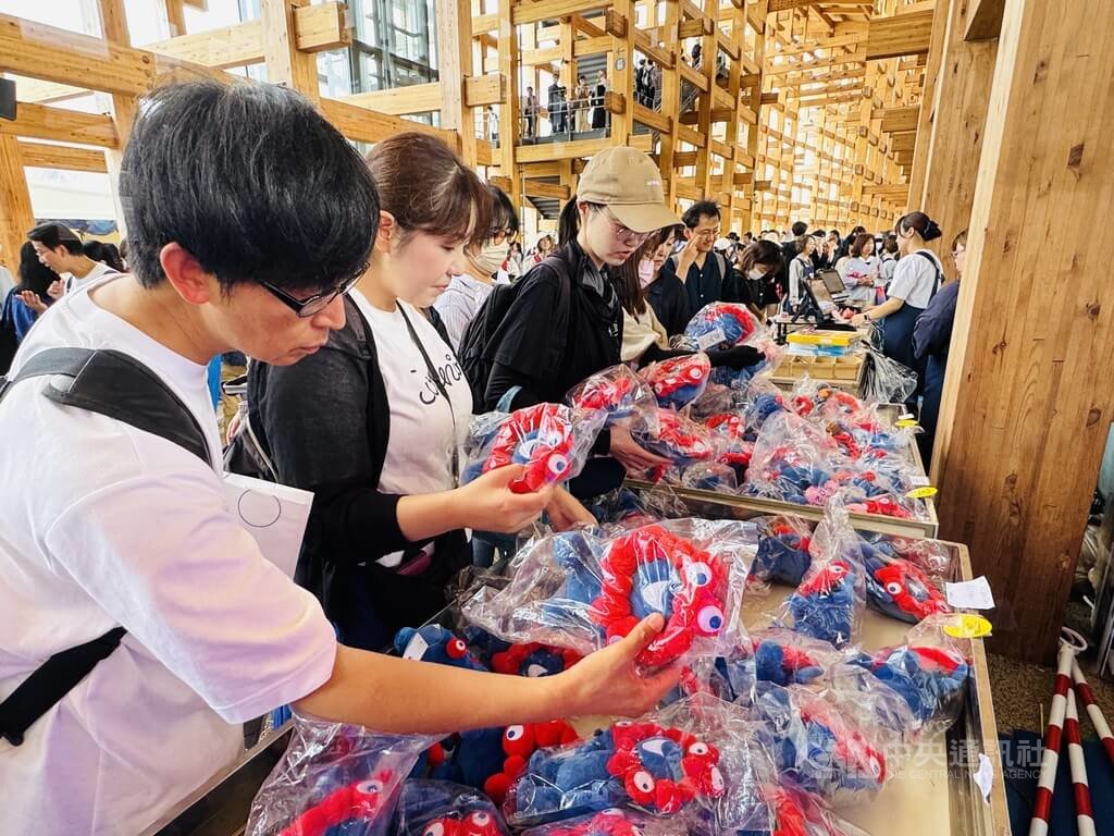日本民眾在大阪世博閉幕日搶購「脈脈」商品