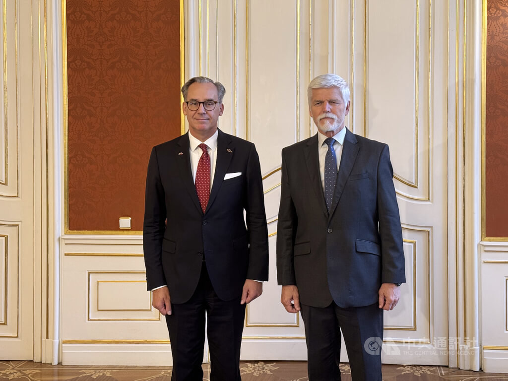 捷克總統帕維爾　接受瑞典新大使遞交國書