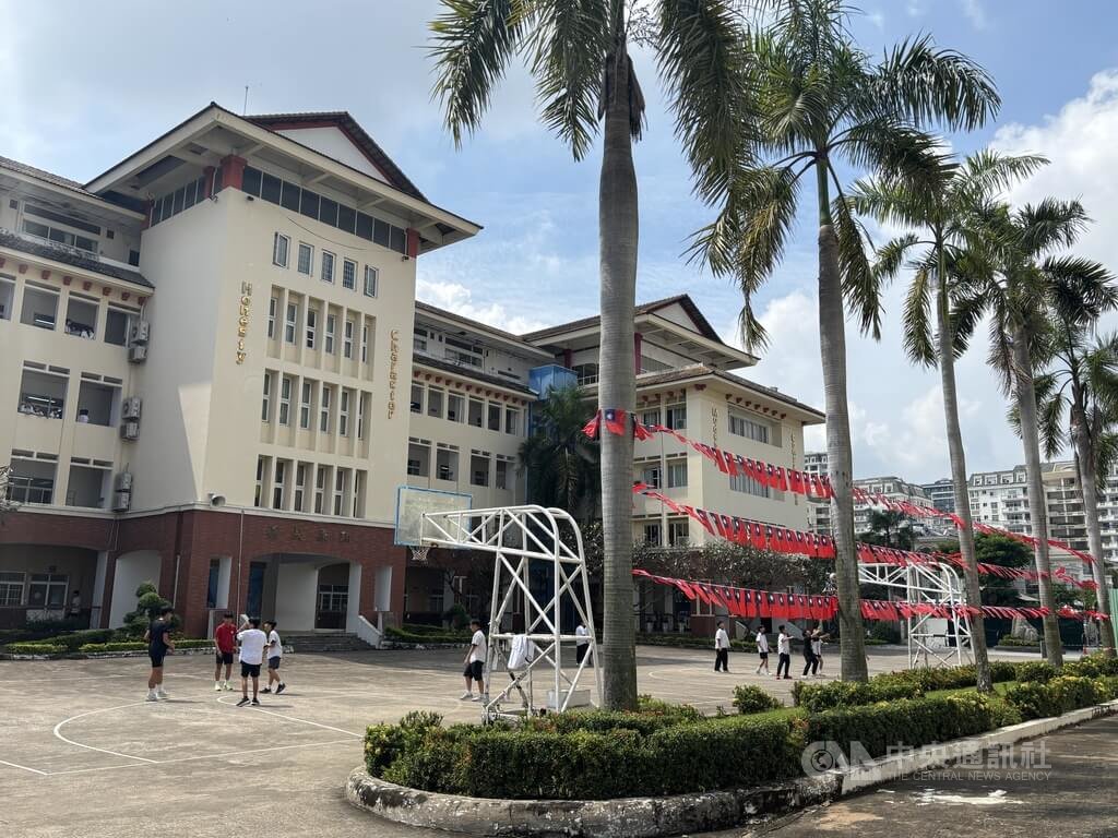 越南胡志明市台灣學校 校園廣場與國旗