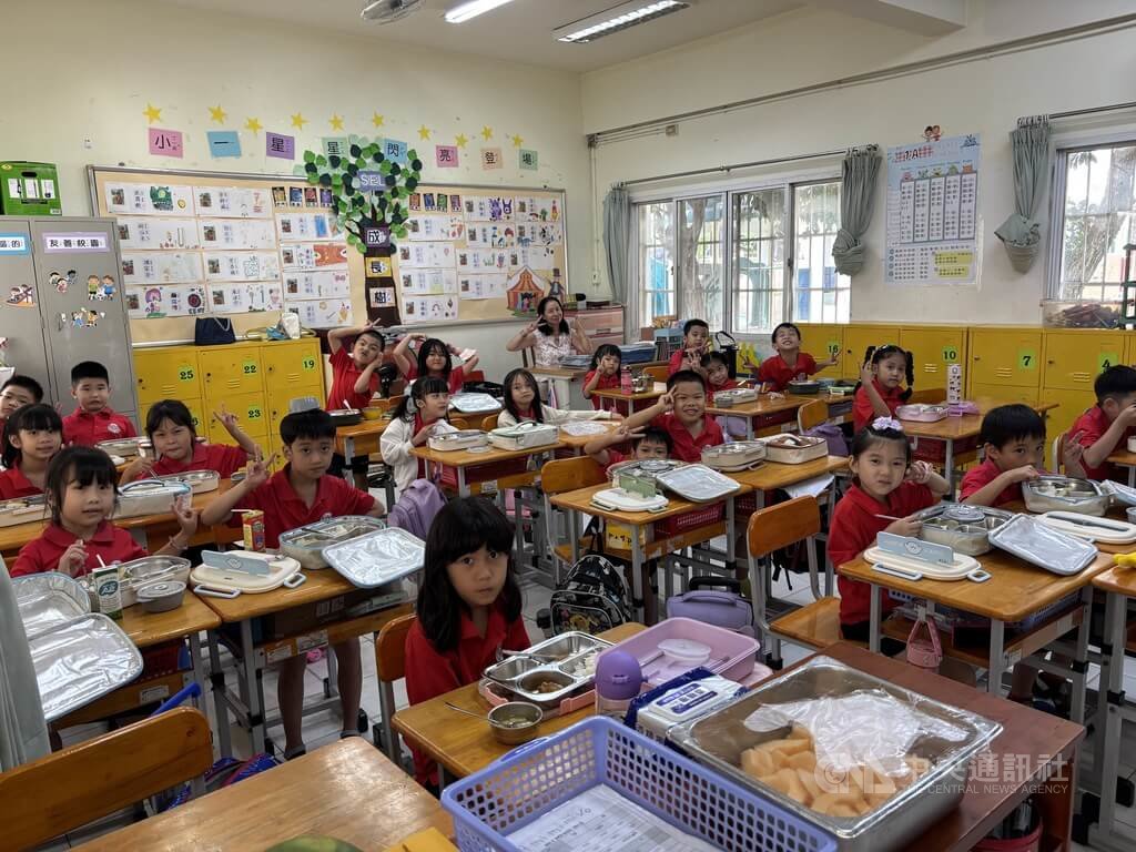 胡志明市台灣學校 學生中午用餐