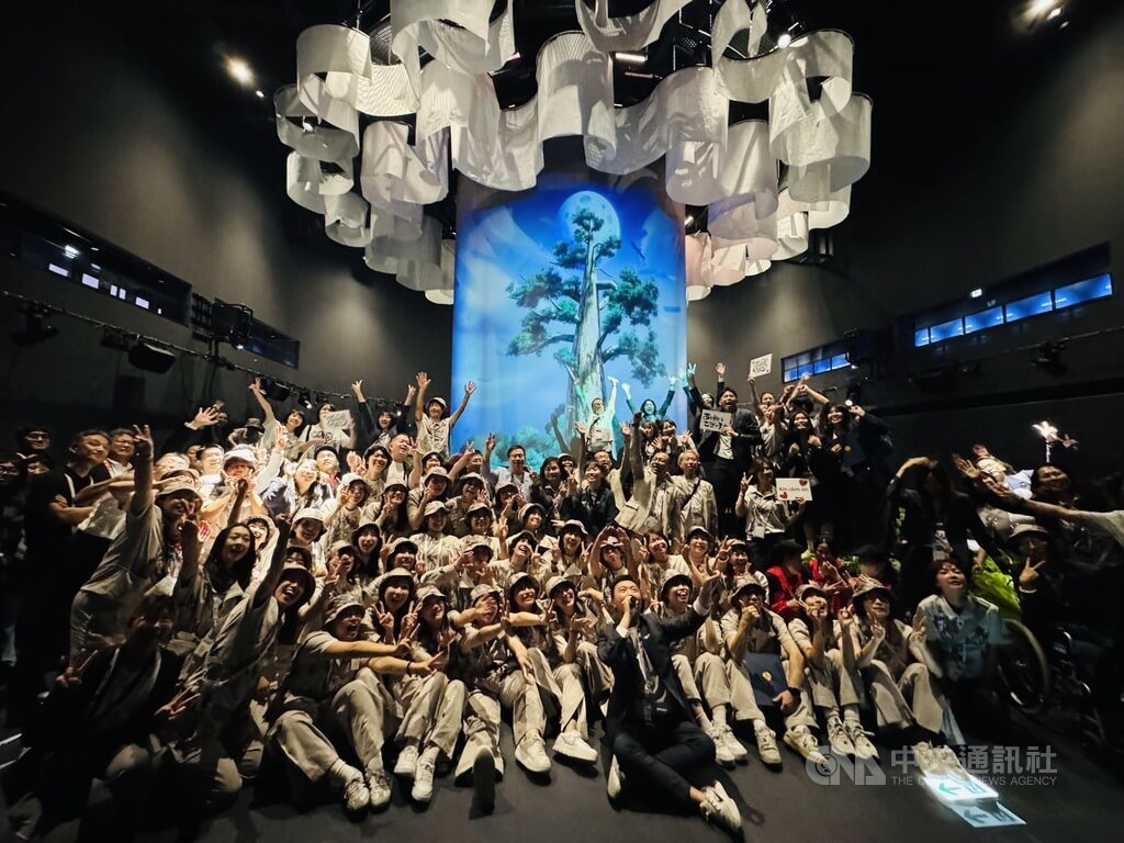TECH WORLD館謝幕 黃志芳率工作人員最後巡禮