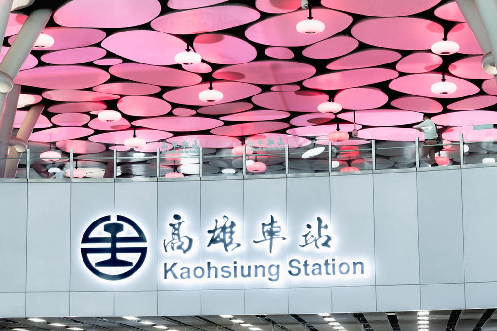 迎接BLACKPINK　高雄車站點亮粉色燈光