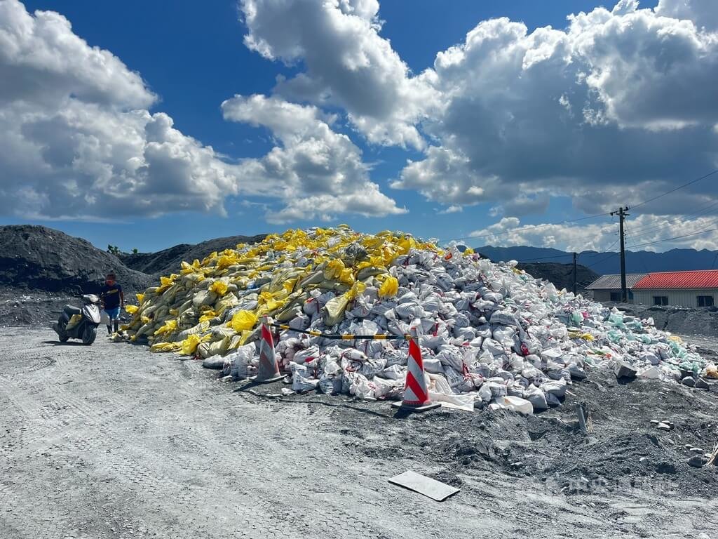 光復佛祖街被有8萬多個沙包　因應防颱