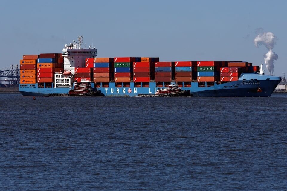 一艘開往美國的貨櫃船。(路透社)