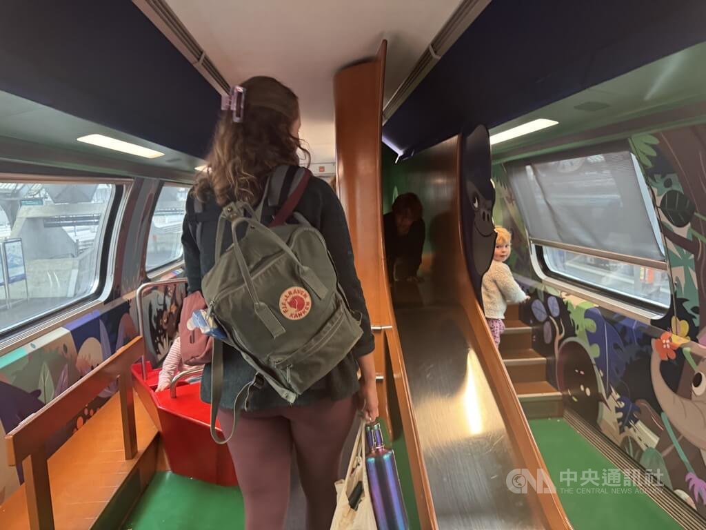 瑞士國鐵親子車廂上層設置遊戲空間