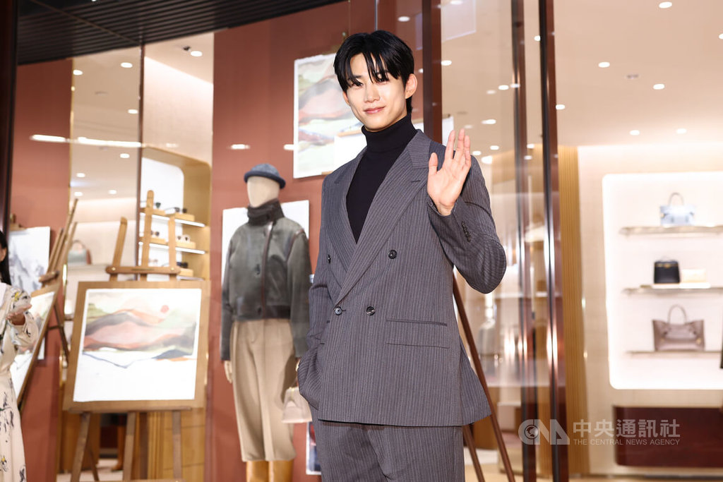 玉澤演出席精品店開幕活動　揮手致意
