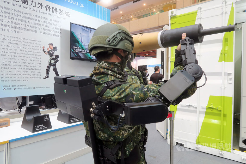 中科院展示軍用動力上肢外骨骼系統