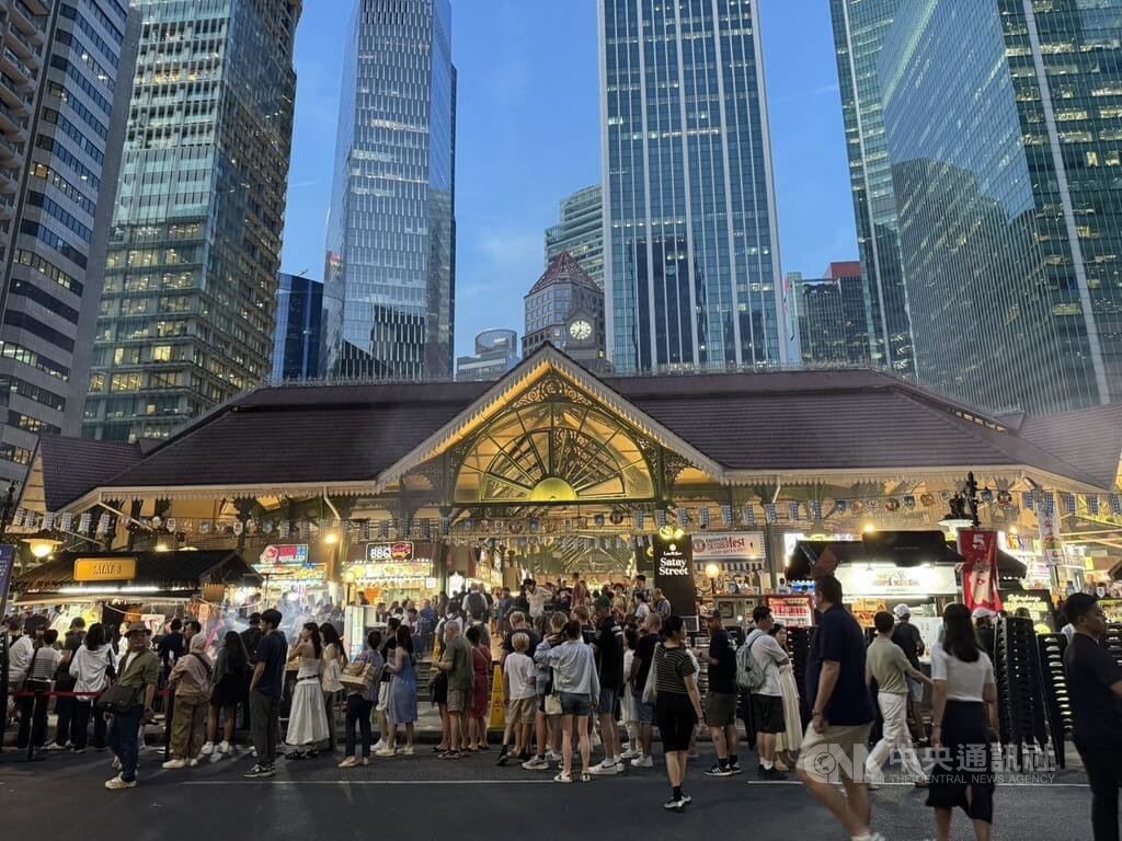 新加坡設定2035年前進口6GW低碳電力目標,亦與鄰近國家商討電力整合。圖為新加坡小販中心「老巴剎(Lau Pa Sat)」夜晚燈火通明、街頭攤位人聲鼎沸。中央社記者吳昇鴻新加坡攝 114年10月17日