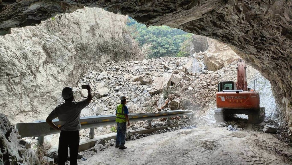 太魯閣燕子口步道邊坡大規模崩塌　形成堰塞湖