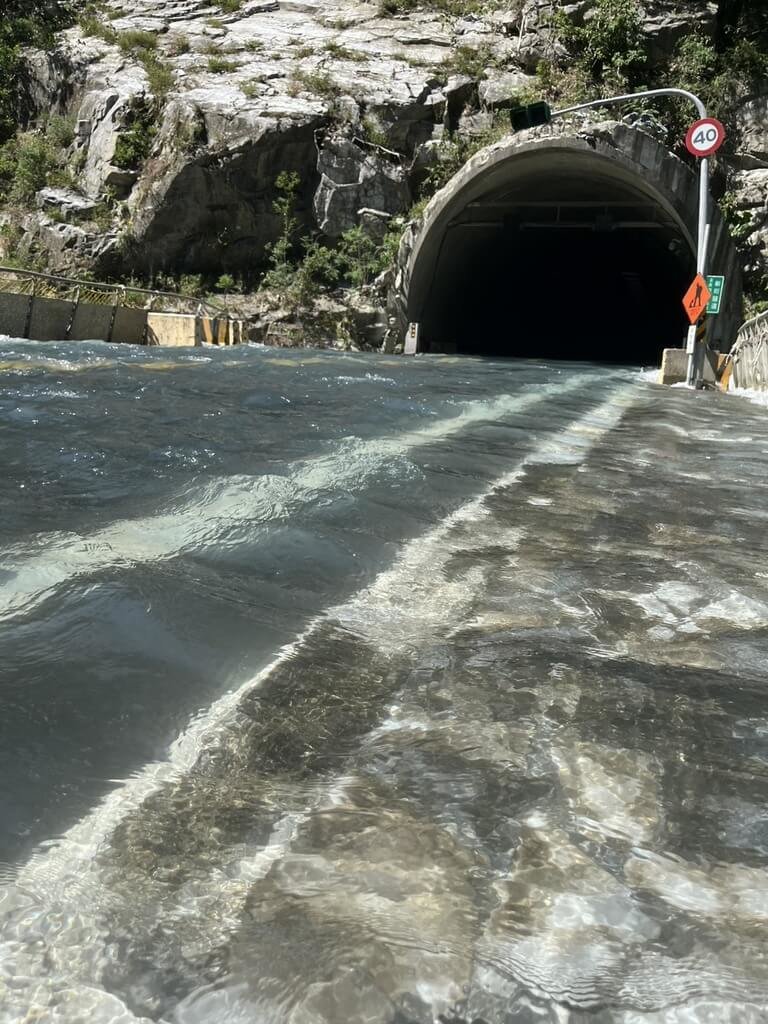 立霧溪堰塞湖水漫淹靳珩隧道