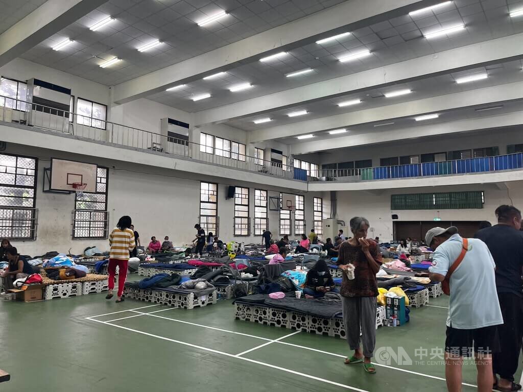 燕子口堰塞湖壩頂緩慢出水  安置居民速返家取物