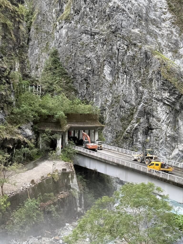 即時監測燕子口堰塞湖  重機具進駐周邊待命