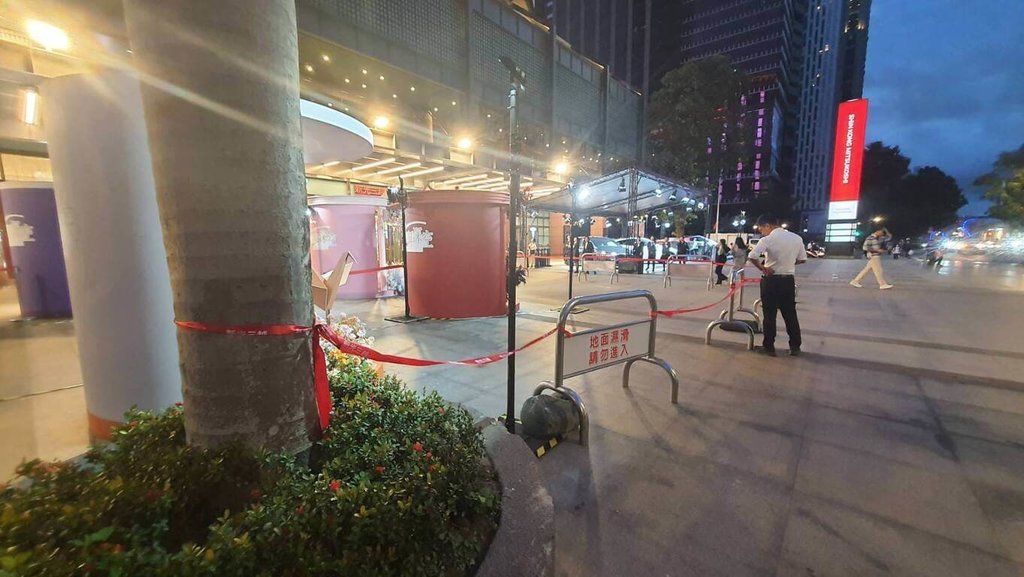台中新光三越外牆玻璃破損  影響區域拉封鎖線