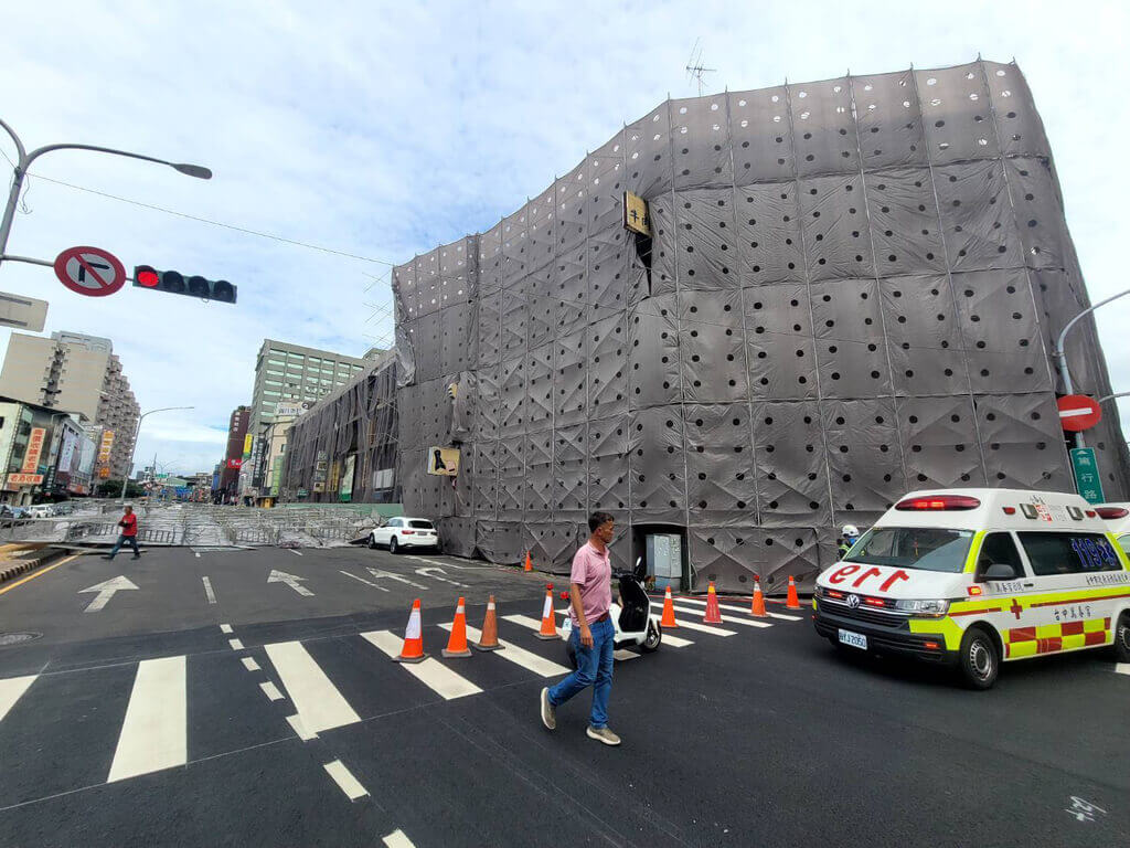 受強風影響　台中舊中央市場大樓工地鷹架倒塌