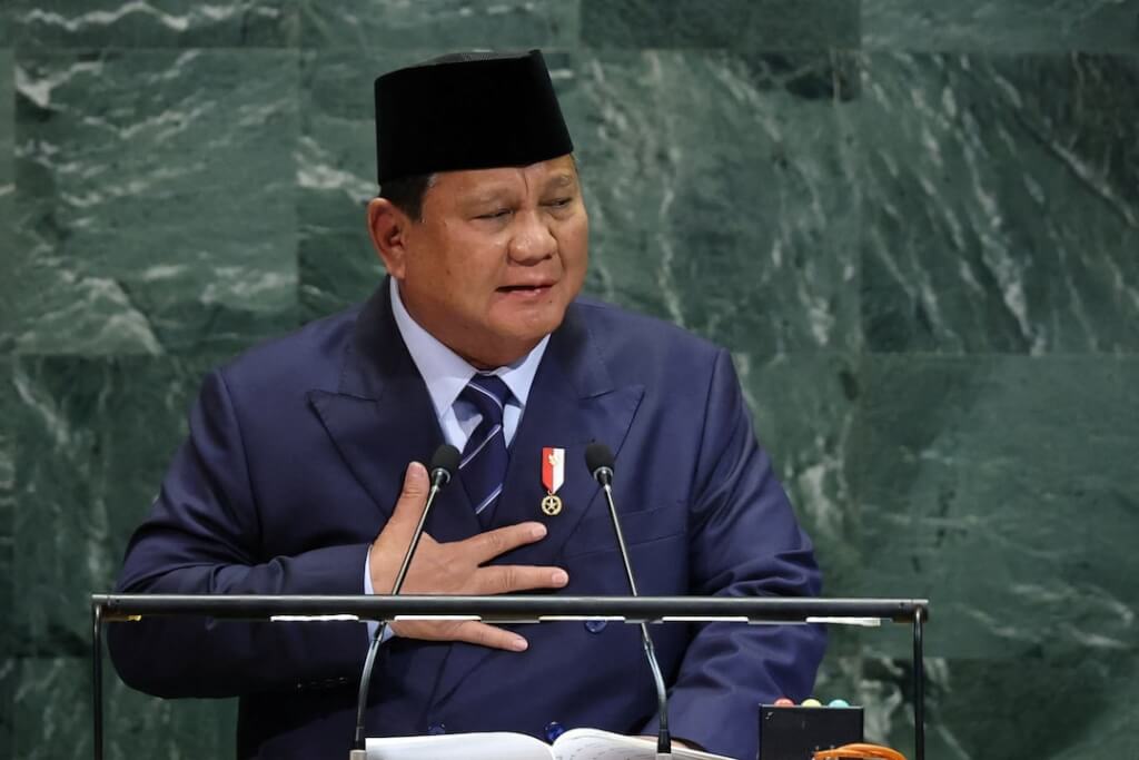 印尼總統普拉伯沃（Prabowo Subianto）簽署一項新的總統令重啟國際碳排交易，同時要求建立一個非由單一中央機關控制的碳權積分登錄系統，確保即時透明運作並防止減排成果重複計算。（路透社）