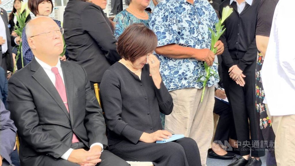 安倍昭惠在座位上頻頻拭淚