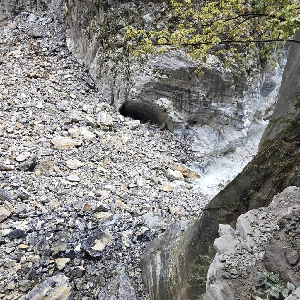 立霧溪燕子口堰塞湖底部穩定滲流