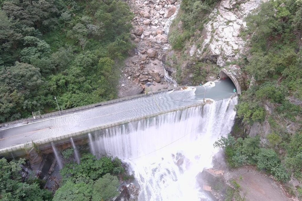 燕子口堰塞湖持續從魯丹橋溢流
