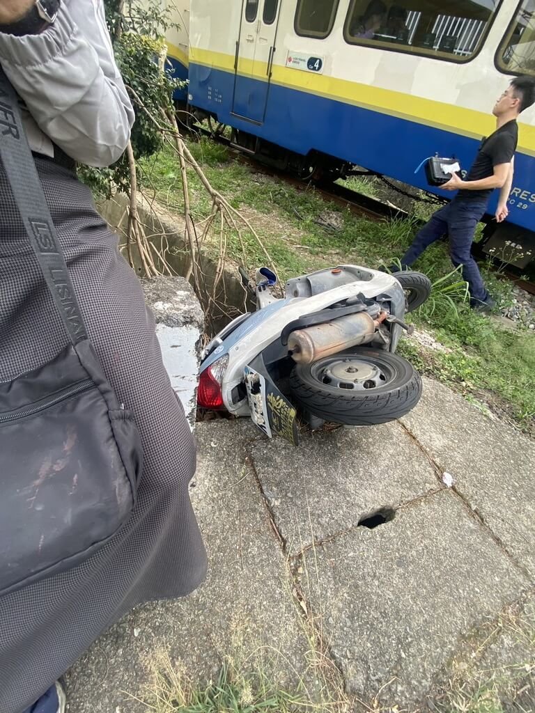 機車騎士闖平交道撞斷桿摔車