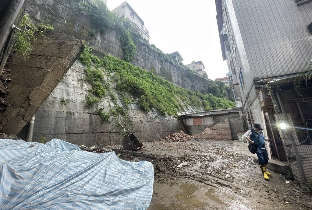 新店錦秀、碧瑤社區擋土牆坍塌  新北：狀態穩定