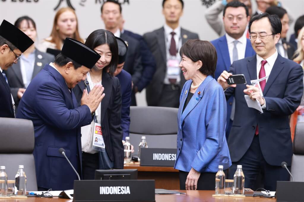 Japanese Prime Minister Sanae Takaichi and indonesian President prabowo at APEC.