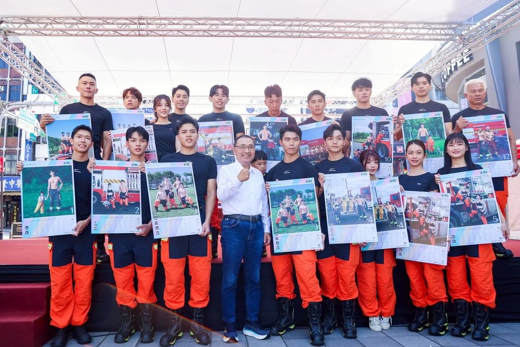 新北消防月曆開賣做公益 猛男搭檔萌娃出擊