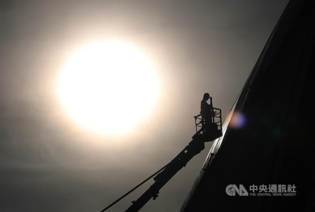 圖為工程人員在烈日下工作。(中央社檔案照片)