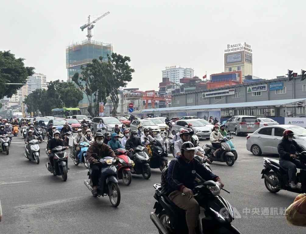越南冬季即將來臨,河內空氣品質黑暗期也將來臨,17日天空灰濛濛一片。除老舊汽機車排放外,工廠、工程以及農收後的焚燒習慣都使空污改善腳步減緩。中央社記者曾婷瑄河內攝 114年11月18日