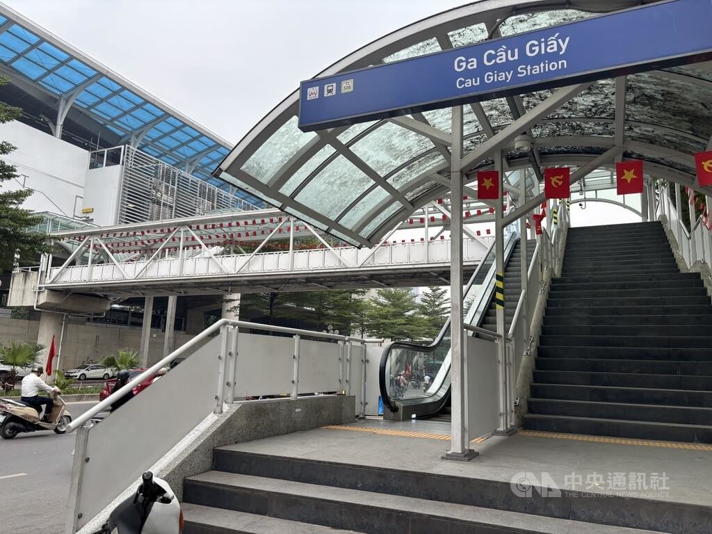 大眾運輸為越南大城市減少空污、交通壅塞的重大計畫。河內原計2030年有10條捷運線,但至今年底,僅一條原定2015年完工的路線部分通車,進度大幅落後。圖為紙橋站。中央社記者曾婷瑄河內攝 114年11月18日