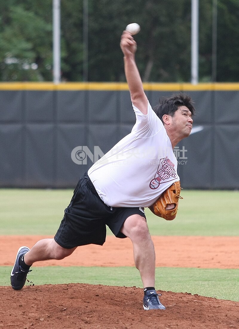 野茂英雄站上投手丘以著名的「龍捲風」投球姿勢投球。中央社記者徐肇昌攝 102年11月12日