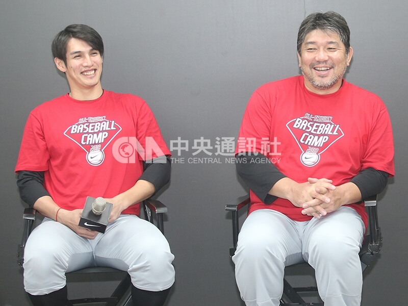 野茂英雄（右）參加Nike台灣青棒訓練營對抗賽，旅日好手陽岱鋼（左）期待上場對決。中央社記者張新偉攝　107年12月7日